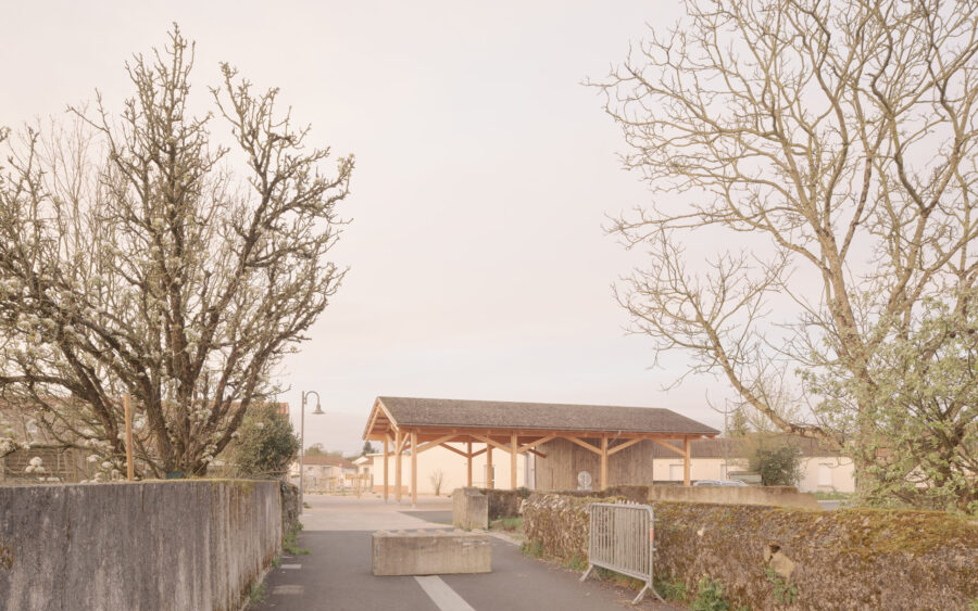 La Halle Gourmande, réhabilitation d’une grange en restaurant et construction d’une halle de marché.