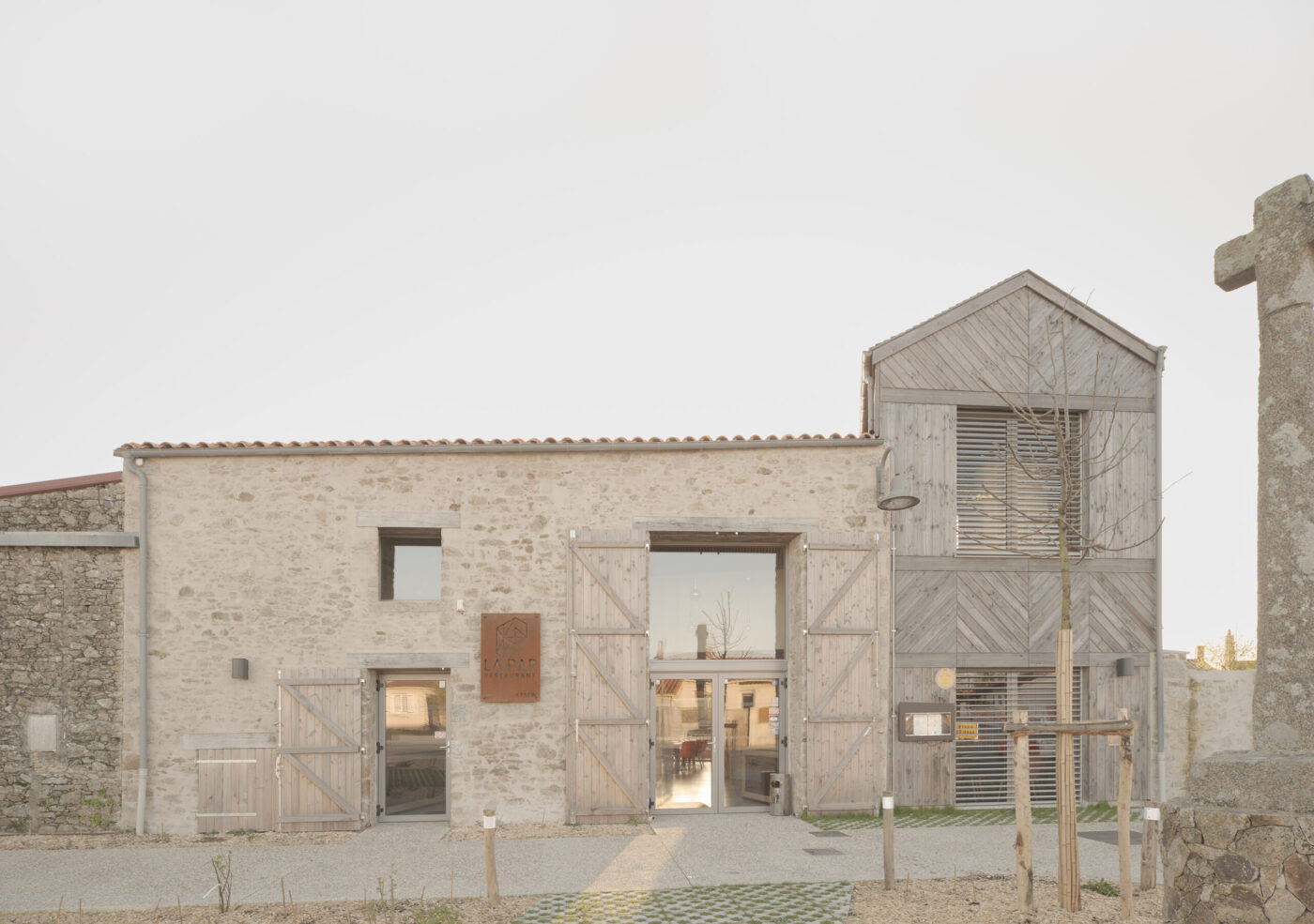 Halle de marché et rénovation d'une grange à La Bernardière